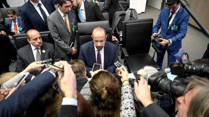 El ministro de Energía de Arabia Saudí, Khalid al-Falih (en el centro), atiende a la prensa en la reunión de la OPEP