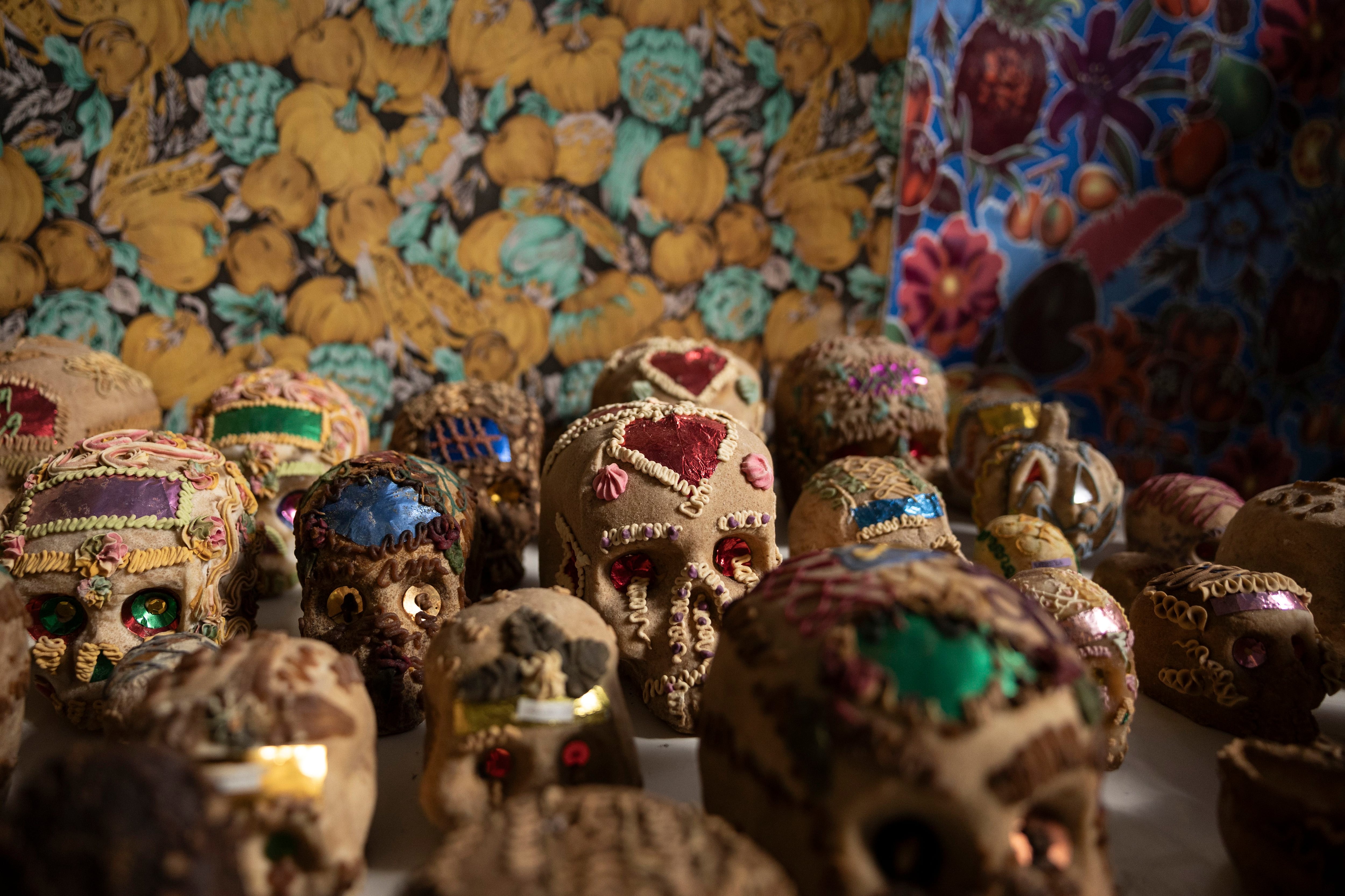 Calaveras de azúcar tradicionales de México para el Día de los Muertos.