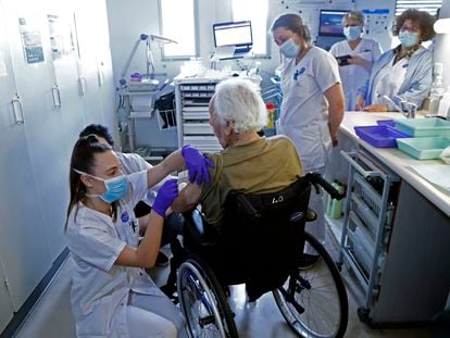 Un residente en un centro de mayores recibe una vacuna, el lunes en Montpellier (Francia).
