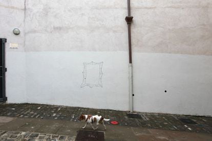 El muro en el que supuestamente Banksy realizó su grafiti en San Sebastián, ayer por la tarde estaba desierto, había sido limpiado por el Ayuntamiento y sólo queda un marco casi naif como homenaje a lo que podía haber sido y no fue.