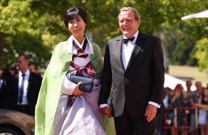 El excanciller alemán Gerhard Schroder y su esposa, Soyeon Kim, en el festival de Bayreuth, en julio.