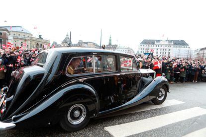 El príncipe heredero, durante el trayecto desde el palacio Brockdorff hasta la sede del Parlamento danés antes de su proclamación.  