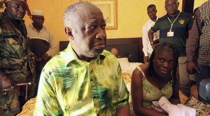 El expresidente Laurent Gbagbo y su esposa, Simone, durante su detención en un hotel de Abiyán.