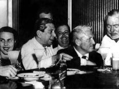 Hemingway, entre su esposa Mary Welsh y el actor Spencer Tracy, en El Floridita, en La Habana, en 1956, año del rodaje de 'El viejo y el mar'.