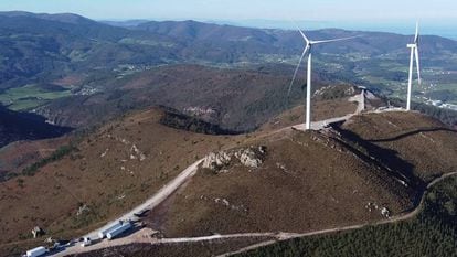 Trabajos de instalación del complejo eólico Capiechamartín (Asturias, 2020) 