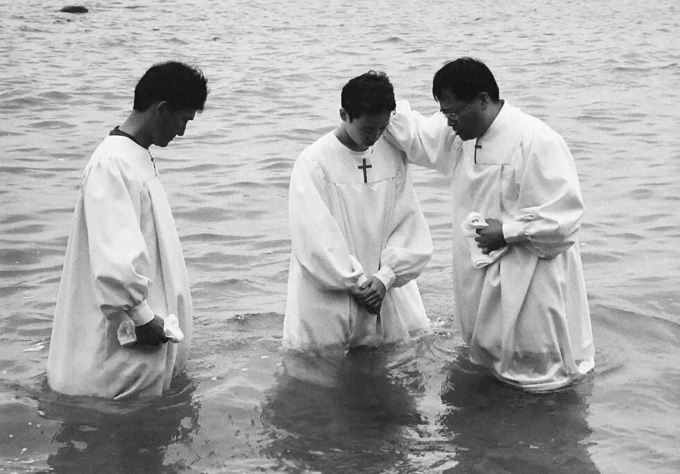 Aaron Lee es bautizado en una isla de Corea en 2005 tras ser encerrado allí por ser gay.