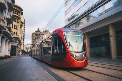 Representa el Marruecos más moderno (y menos exótico), donde prosperan las industrias creativas. Con pocas atracciones turísticas tradicionales, hay que descubrir sus barrios: desde el bonito Quartier Habous (visión idealizada y occidental de una medina tradicional construida por los franceses en los años 30) hasta los lujosos Anfa y Ain Diab, junto al mar. Pero lo más representativo de Casablanca es la arquitectura morisca del centro, mezcla de diseño colonial francés y estilo marroquí tradicional, muy influenciado por los movimientos ‘art déco’ y ‘art nouveau’. Balcones ornamentados de hierro forjado, ángulos exteriores redondeados y elementos tradicionales marroquíes como arcos, cúpulas, columnas y azulejos de colores.