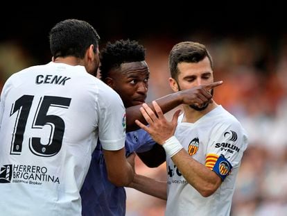 Vinicius Jr. señala a las gradas durante el partido de este domingo en Valencia.