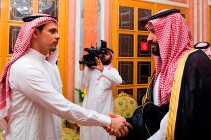 Salah, uno de los cuatro hijos de Jamal Khashoggi, recibe el pésame del príncipe Mohamed Bin Salmán por la muerte de su padre.