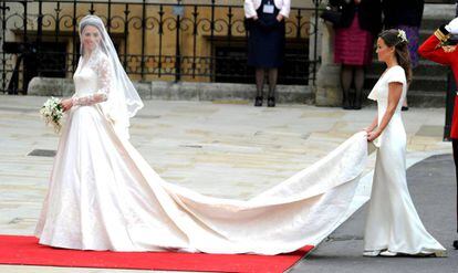 Kate Middleton, seguida de su hermana Pippa, el día de su boda con Guillermo de Inglaterra en julio de 2011.