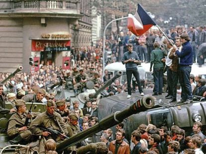 Ciudadanos checos rodean tanques soviéticos, el 21 de agosto de 1968 en Praga.