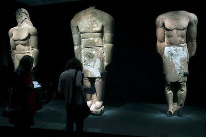 Estatuas preislámicas de reyes de Lihyan procedentes de al-Ula, en la exposición <i>Rutas de Arabia</i> en CaixaForum.