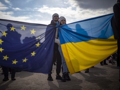 Manifestantes sostienen una bandera europea junto a otra de Ucrania, en Praga (República Checa), este domingo.