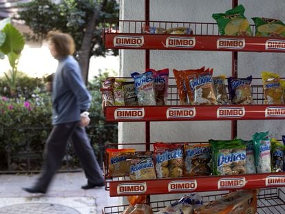 Una mujer camina frente a un estante de productos de Grupo Bimbo dentro de una tienda en Ciudad de México, el 31 de marzo de 2015.