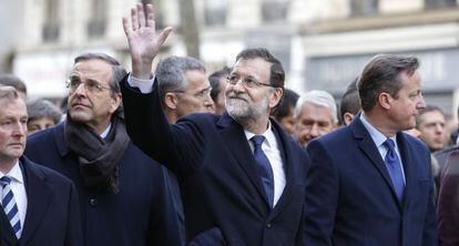 Rajoy (centro), junto a Samar&aacute;s y Cameron en la marcha francesa.