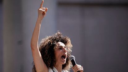 La activista Masih Alinejad, en una manifestación ante el ayuntamiento de Los Ángeles el pasado 1 de octubre.