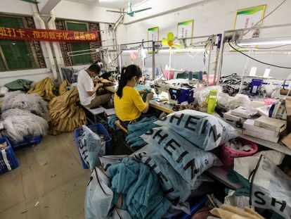 Trabajadores de Xiaoyi, una empresa de Nancun (en Cantón, China) que suministra ropa a Shein.