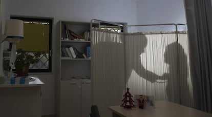Una médica atiende a una paciente.