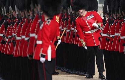 Miembros de la guardia real se preparan para la ceremonia de bienvenida del Rey Willem-Alexander y la Reina Máxma de los Países Bajos, durante el Desfile de Guardias de Caballos en Londres.