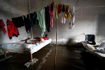 Una niña en una vivienda inundada tras el paso del huracán por Batabano (Cuba).