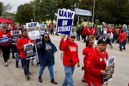 Striking Members Of The United Auto Workers (Uaw) Line A Picket Outside Gm'S Willow Run Distribution Center In Bellville, Wayne County, Michigan.