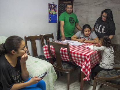 Una familia a la que se le termina su contrato de alquiler social, en su casa de Cornellà