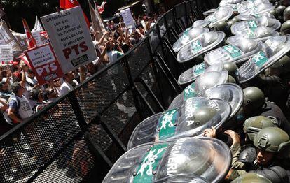 Policías y manifestantes cara a cara en el Congreso.