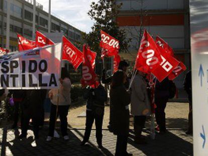 Protesta de los celadores del hospital Infanta Leonor frente al centro, ayer.