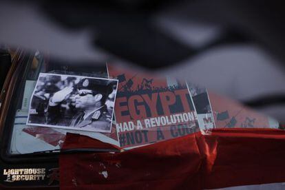 Carteles con la imagen de Al Sisi y esl&oacute;ganes a favor del golpe.