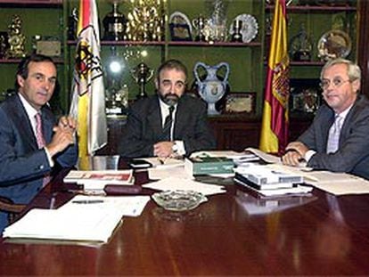 De izquierda a derecha, Argimiro Vázquez, Fernando Sequeira y Juan José Zornoza, el Comité de Competición.