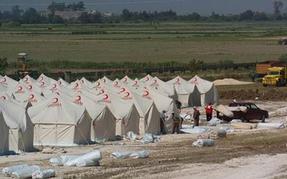 La Media Luna Roja turca monta tiendas en un campamento para refugiados sirios al norte de la ciudad fronteriza de Hacipasa.