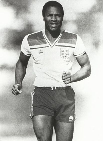 Luther Blisset, entrenándose con la camiseta de la selección inglesa.