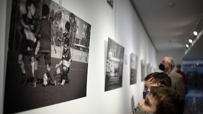 Dos niños contemplan una de las imágenes de la exposición 'Una cancha llamada Madrid'.