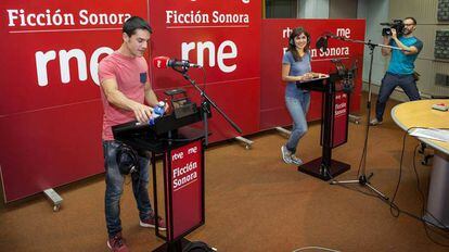 Alejo Sauras y Carolina Alba durante el proceso de grabación del podcast Bienvenido a la pasarela, el podcast transmedia de la serie 'Estoy vivo'.