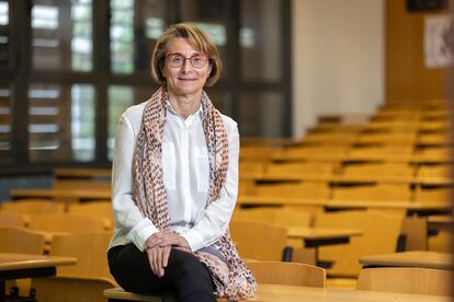 Eva Alcón, rectora de la Universitat Jaume I de Castellón, en un aula de Ciencias Sociales, el pasado año.