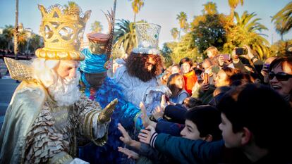 Los Reyes Magos saludaban a los niños a su llegada al puerto de Barcelona en enero de 2020.