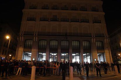 Clientes de la tienda Apple de Madrid esperan a la apertura del establecimiento
