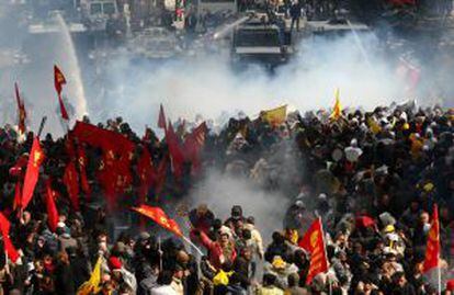 La policía intenta dispersar una manifestación, el jueves en Ankara, contra una nueva ley educativa.