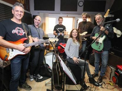 La banda Viceversa, liderada por Pancho Varona (derecha), ensaya antes del concierto.