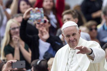 El papa Francisco saluda a unos fieles el pasado 7 de septiembre durante su audiencia general de los miércoles en la Plaza de San Pedro.