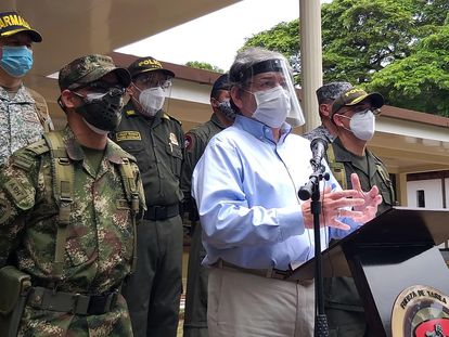 El ministro de Defensa de Colombia, Carlos Holmes Trujillo, este sábado en rueda de prensa.
