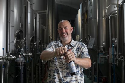 David Castro maestro cervecero y fundador de La Cibeles en su fábrica en Leganés