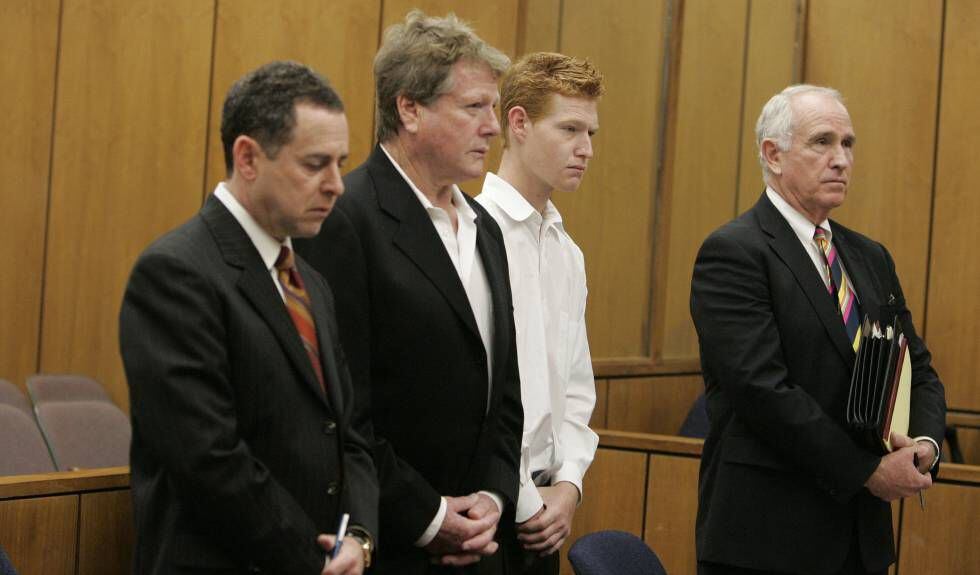 Ryan O'Neal y su hijo Redmond en un juicio por posesión de drogas, en Malibú (California), en 2008.