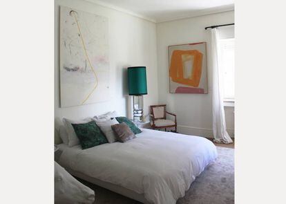 El dormitorio principal de la casa, con el cuadro de la artista francesa Yamina Bouchiba de cabecero, y la pieza de Yvonne Robert junto a la ventana. |