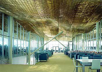 Un techo ondulado de lamas metálicas doradas caracteriza el interior de la mediateca de Troyes.
