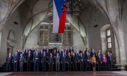 Jefes de Estado y de Gobierno de 44 países en el Castillo de Praga, en una cumbre de la nueva Comunidad Política Europea, este jueves.