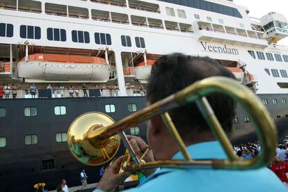 Más de 2.000 personas viajaban a bordo del Veendam entre pasajeros y tripulación. El barco hizo escala en el puerto menos de 12 horas.