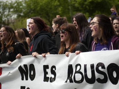 Manifestants contra la sentència de la Manada, divendres a Pamplona.