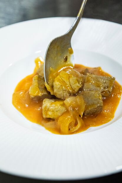 Atún encebollado.