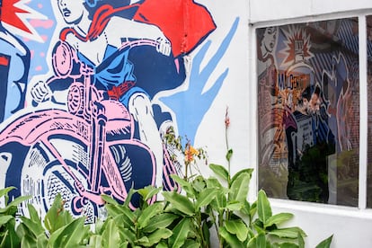 Mural by the Colombian artist, Toxicómano, in the patio of the Galería otros 360°. April 1, 2022.
